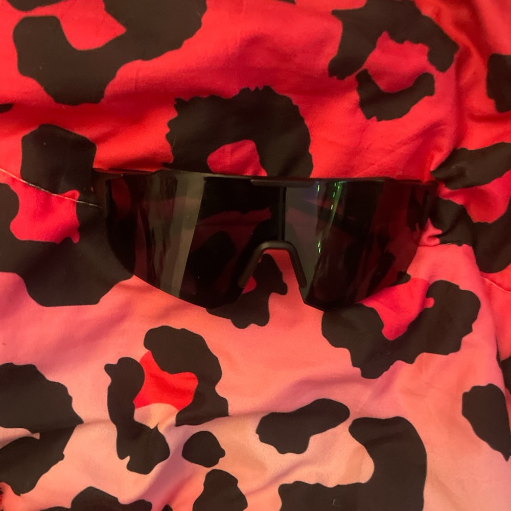 Chic Sunglasses Collection With Bold Frames - image 2